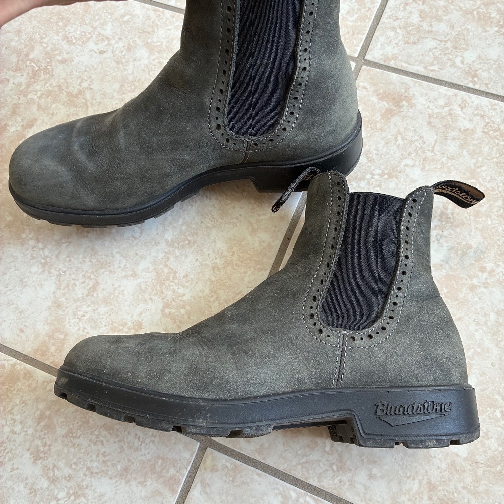 Women blundstones